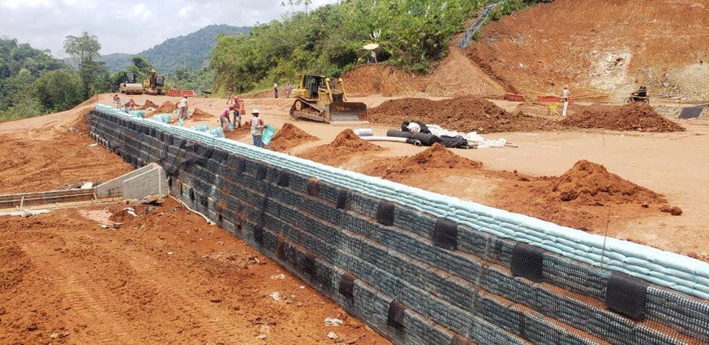 Refuerzo de terraplén con geomallas uniaxiales