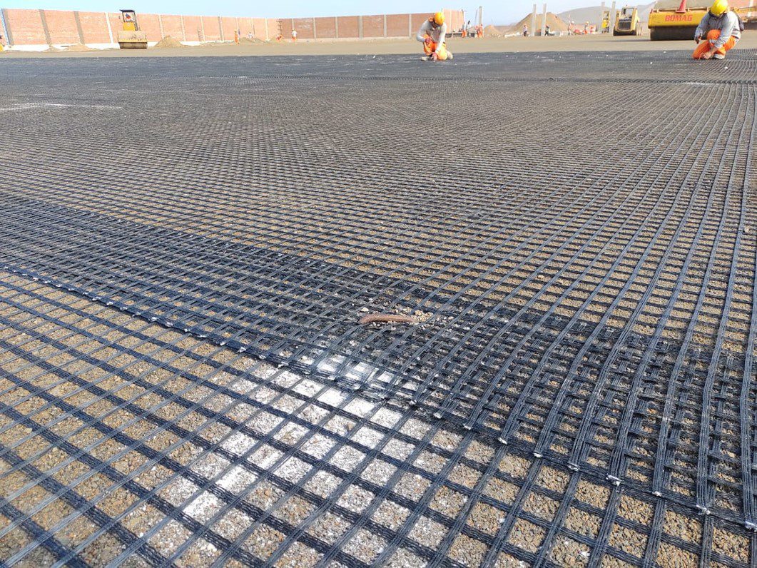 Instalación de geomalla FORTGRID para refuerzo granular