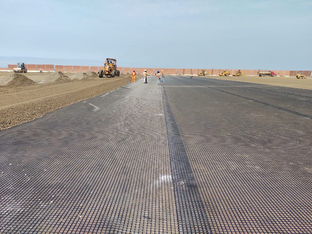 Instalación de geomalla FORTGRID para refuerzo granular