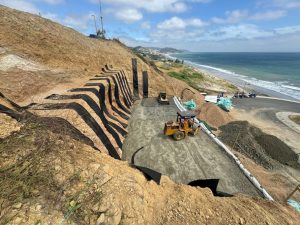 Suelo reforzado con geomallas FORTGRID en Manta, Ecuador: estabilidad y sostenibilidad para taludes residenciales, Geomatrix