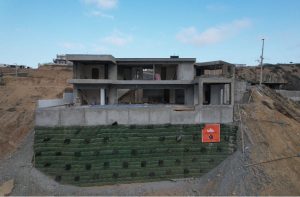 Suelo reforzado con geomallas FORTGRID en Manta, Ecuador: estabilidad y sostenibilidad para taludes residenciales, Geomatrix
