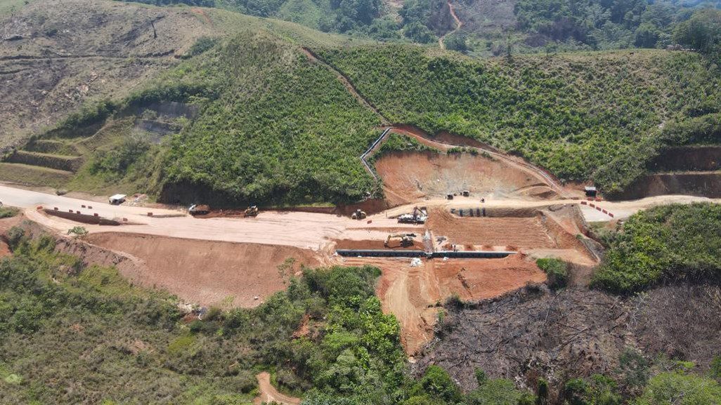 Refuerzo de terraplén con geomallas uniaxiales