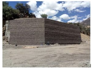 Fotografía 4. Ejemplo de implementación de fachadas con enrocado confinado