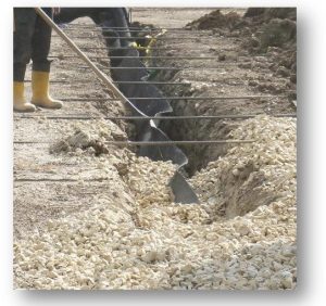 Excavación en zanja con grava y geotextil negro