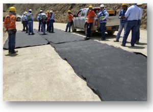 Trabajadores colocando asfalto en carretera de montaña
