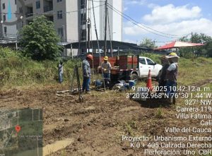 Trabajadores perforando pozo de agua en terreno rural