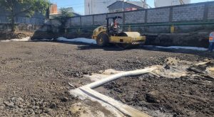 Rodillo compactador trabajando en obra de construcción urbana