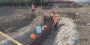 Obreros en obra construcción cimientos hormigón armado