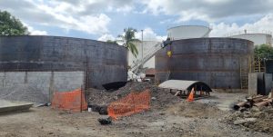 Tanques de almacenamiento industrial con construcción en progreso
