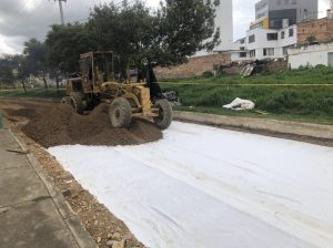 Maquinaria amarilla nivelando terreno en obra urbana