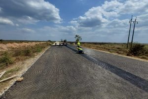 Carretera en construcción con máquinaria en paisaje árido