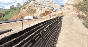 Obra de estabilización de taludes con geotextiles y drenajes
