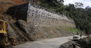 Muro de contención de piedra en construcción vial montañosa