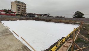 Losa de hormigón blanco en construcción con valla de seguridad