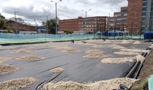 Obra de construcción urbana con grava y geomembrana negra