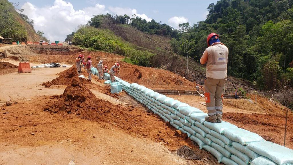 Refuerzo de terraplén con geomallas uniaxiales